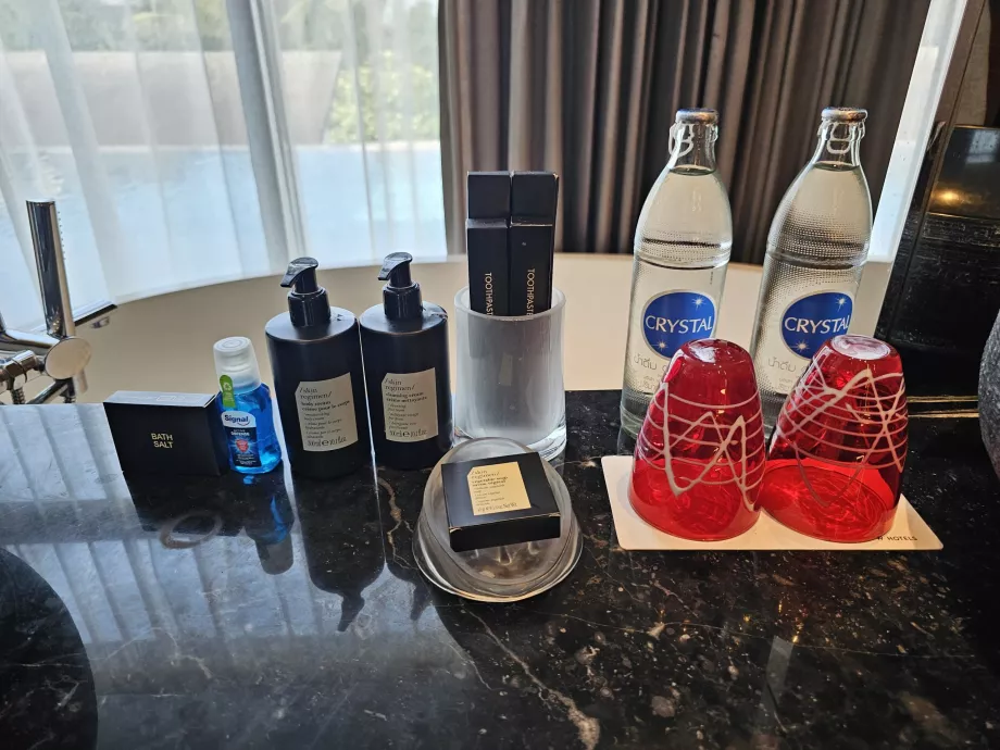 Vesi ja tarvikud vannitoas