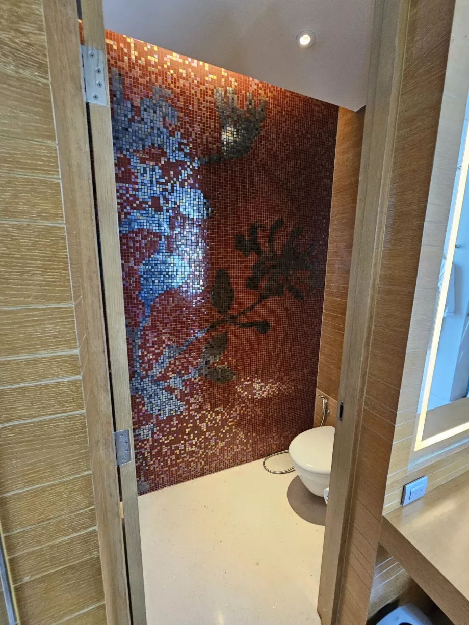 WC on vannitoast eraldatud uksega