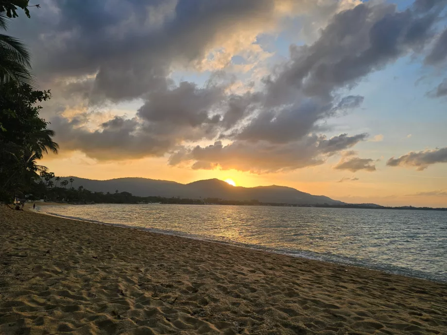 Päikeseloojang üle saare - vaade hotelli rannast