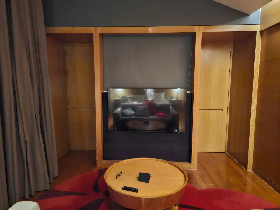 Tuba, kus koridori ja vannituba on eraldatud suletud uksega.