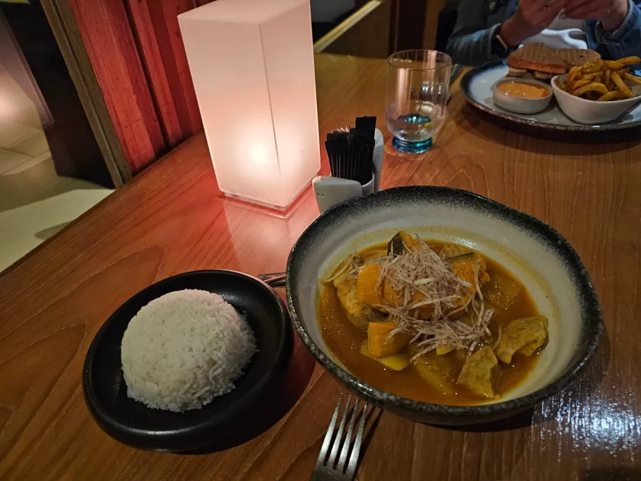 Õhtusöök hotelli restoranis