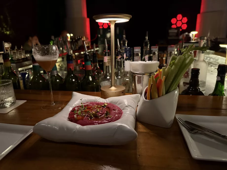 Hummus peediga WooBar'is