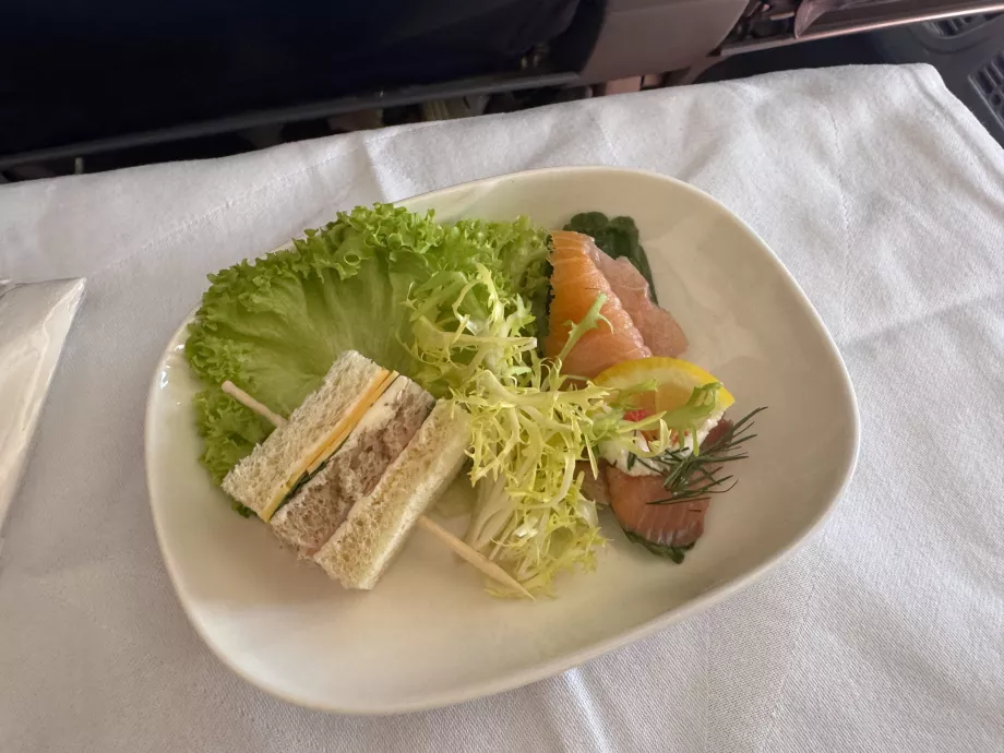 Eelroog: röstsai, salat ja lõhe