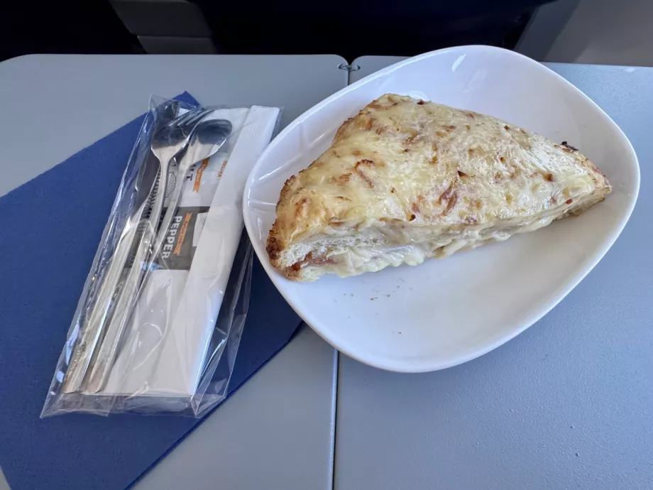 Esimene serveerimine - küpsetatud röstsai juustu ja singiga