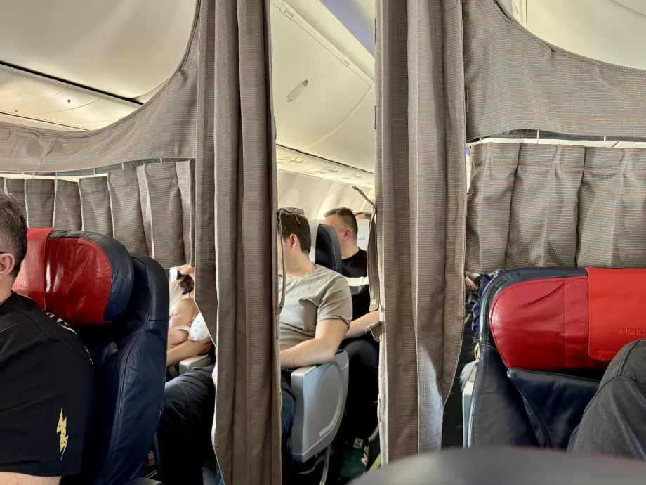 Äriklassi ja turistiklassi eraldav kardin