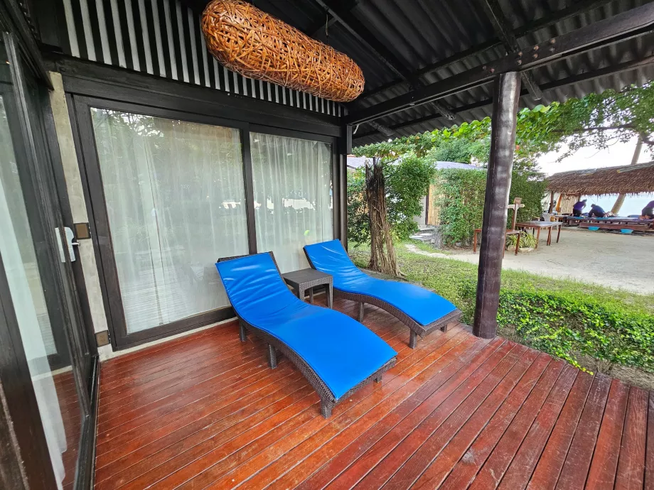 Päikesevoodid meie ühe magamistoaga sviidi ees