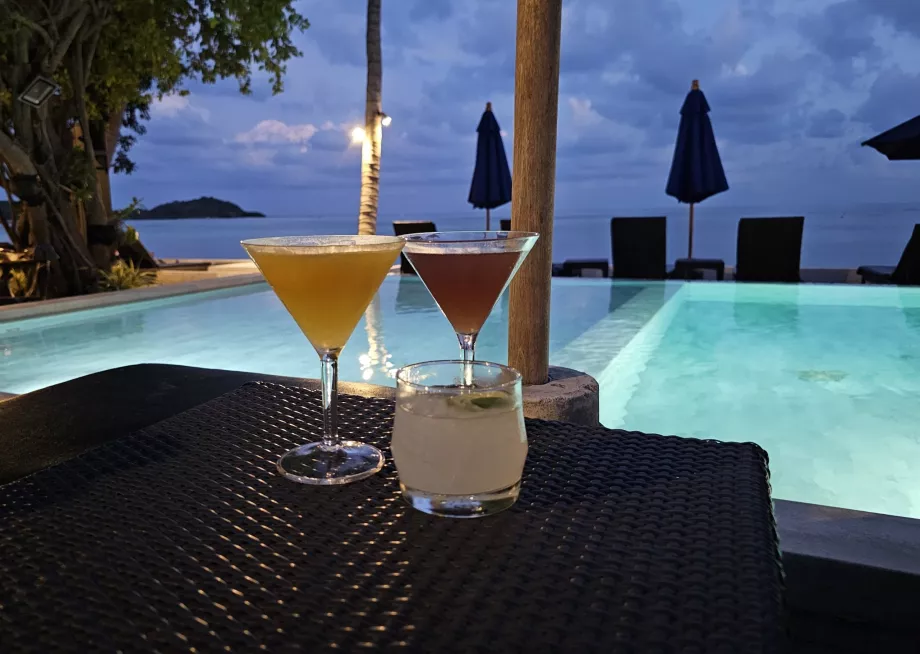 Joogid basseini ääres