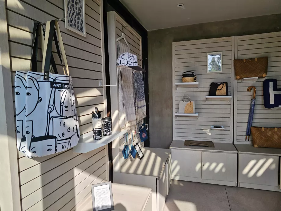 Väike suveniiripood vastuvõtu juures