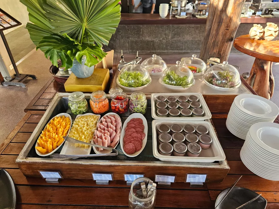 Hommikusöök - sink, juust ja köögiviljad