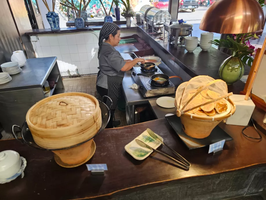 Hommikusöök - pannkoogid ja munade valmistamine