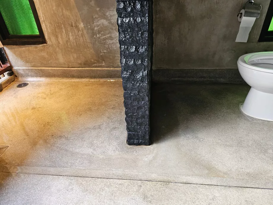 Vesi dušist voolab WC-sse.