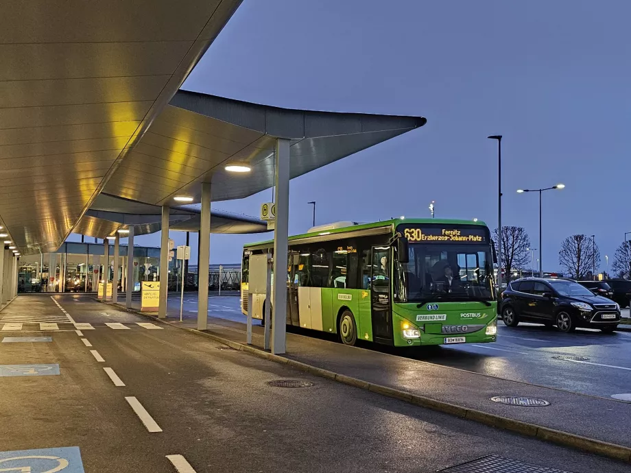 Bussipeatus 630 väljumishalli ees