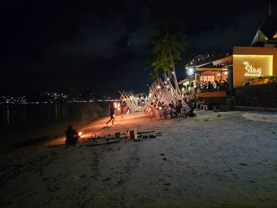 Tulekahju show Chawengi rannas