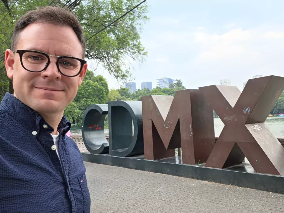 Mina sildi "CDMX" ees.