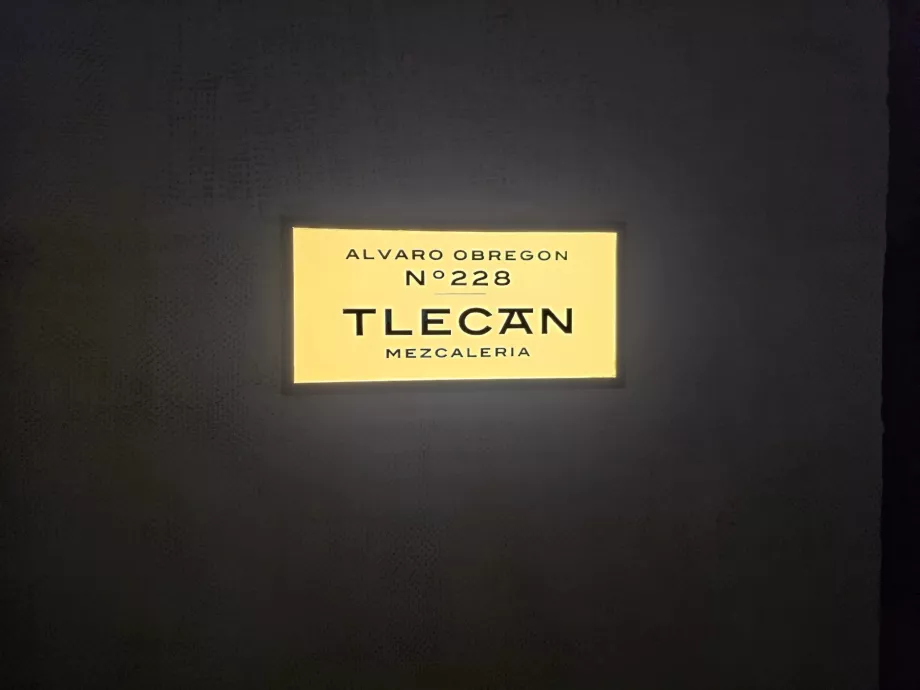 Bar Tlecán, pealava