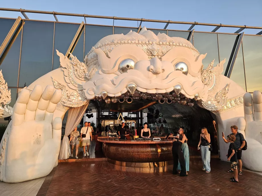 Akara Sky Hanuman - ikooniline sissepääs terrassile