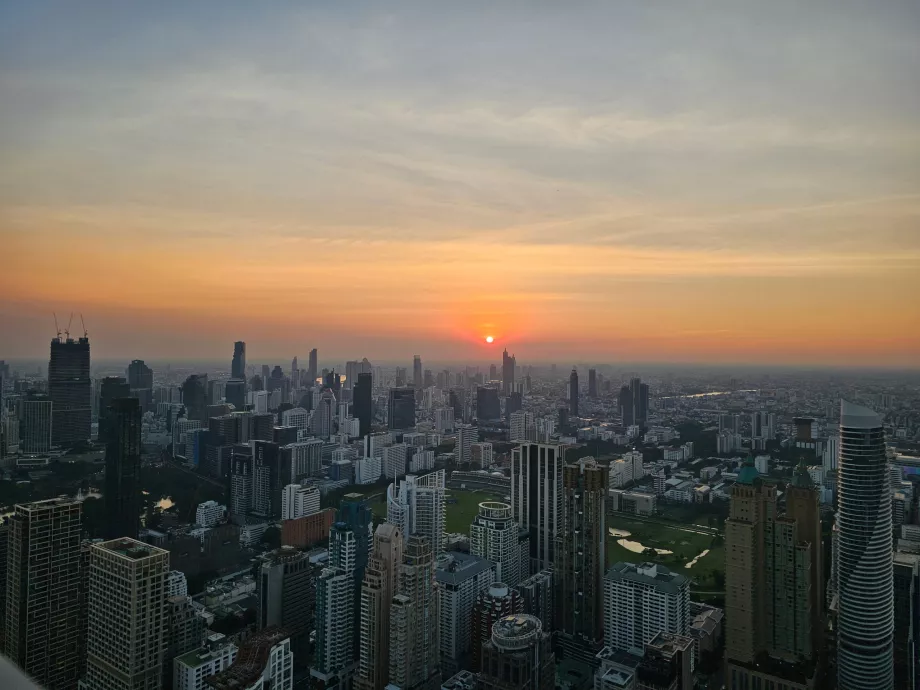 Päikeseloojang Akara Sky Hanumanilt