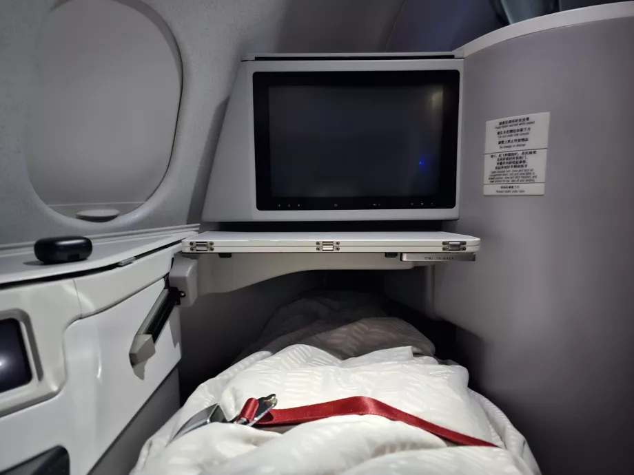 Voodiks lahti harutatud diivan