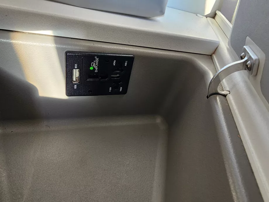 Pistikupesa ja USB-pesa