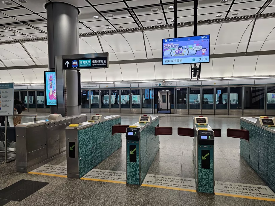 Pöördkäigud metroojaama sissepääsu juures