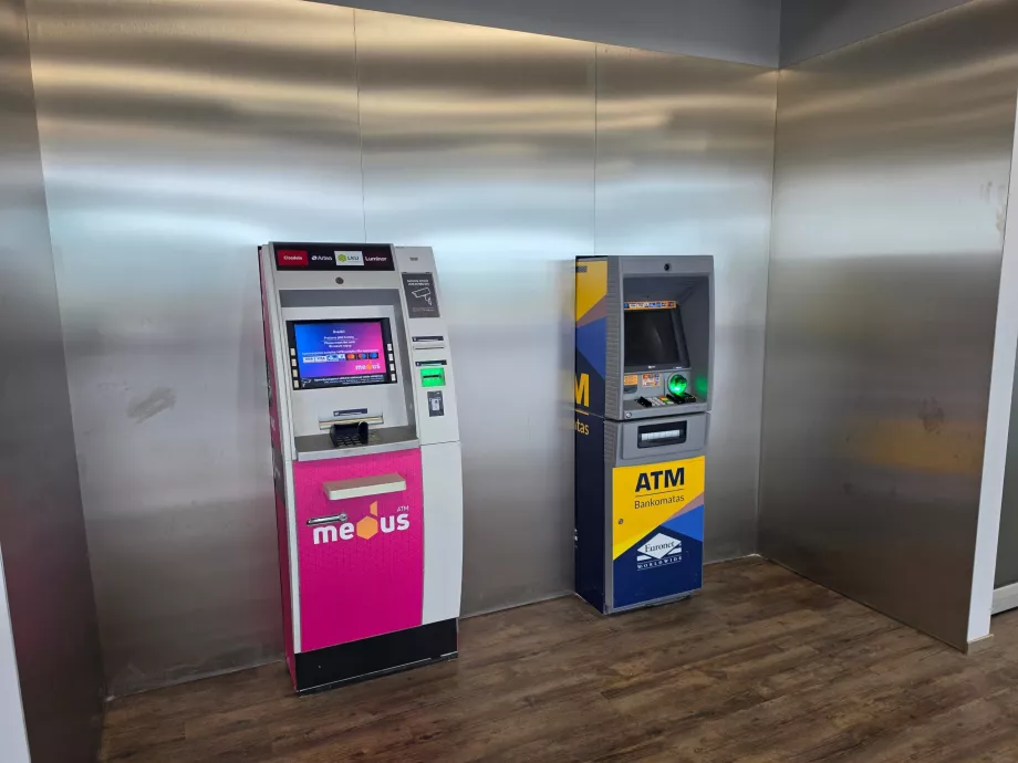 Sularahaautomaat saabuvate lendude saalis