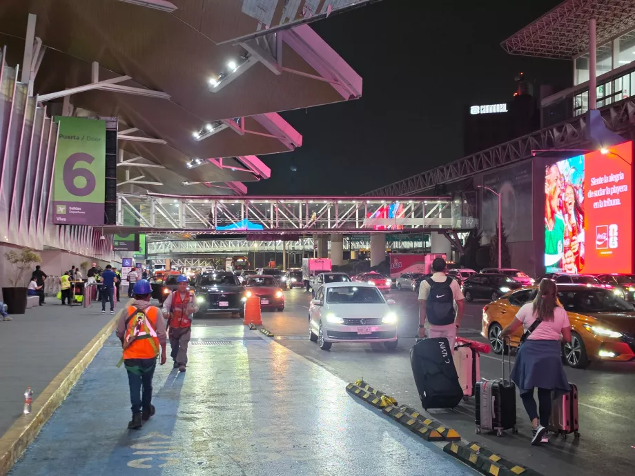 Uberi peatuskoht terminali 1 ees