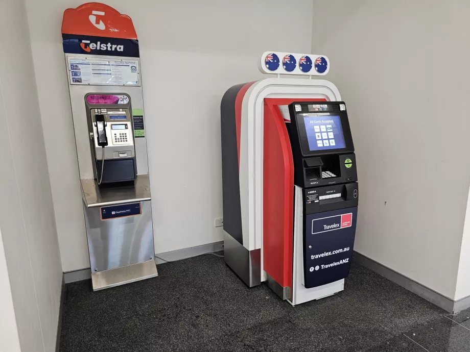 Sularahaautomaat saabuvate lendude saalis