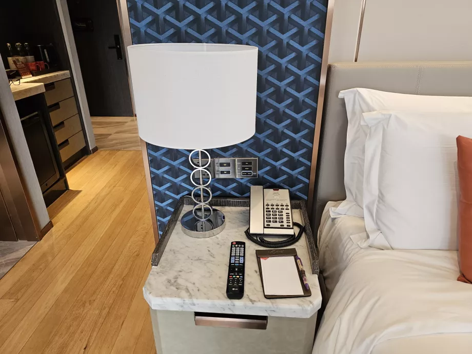 Öölaud koos telefoniga