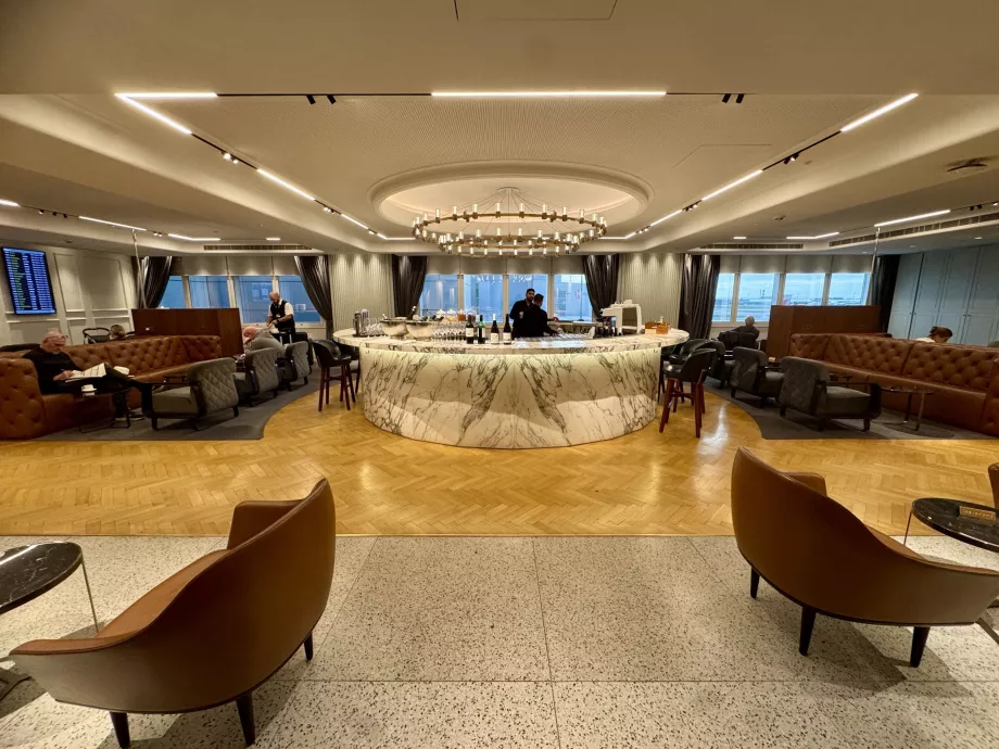 Ülemise korruse lounge koos baariga