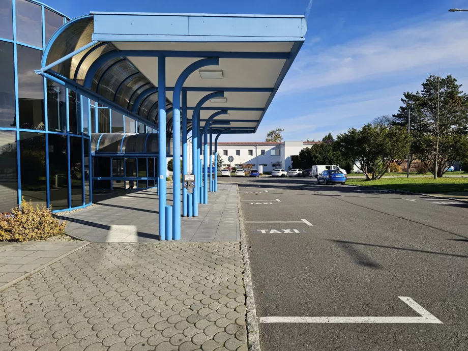 Taksopeatus saabumishalli ees