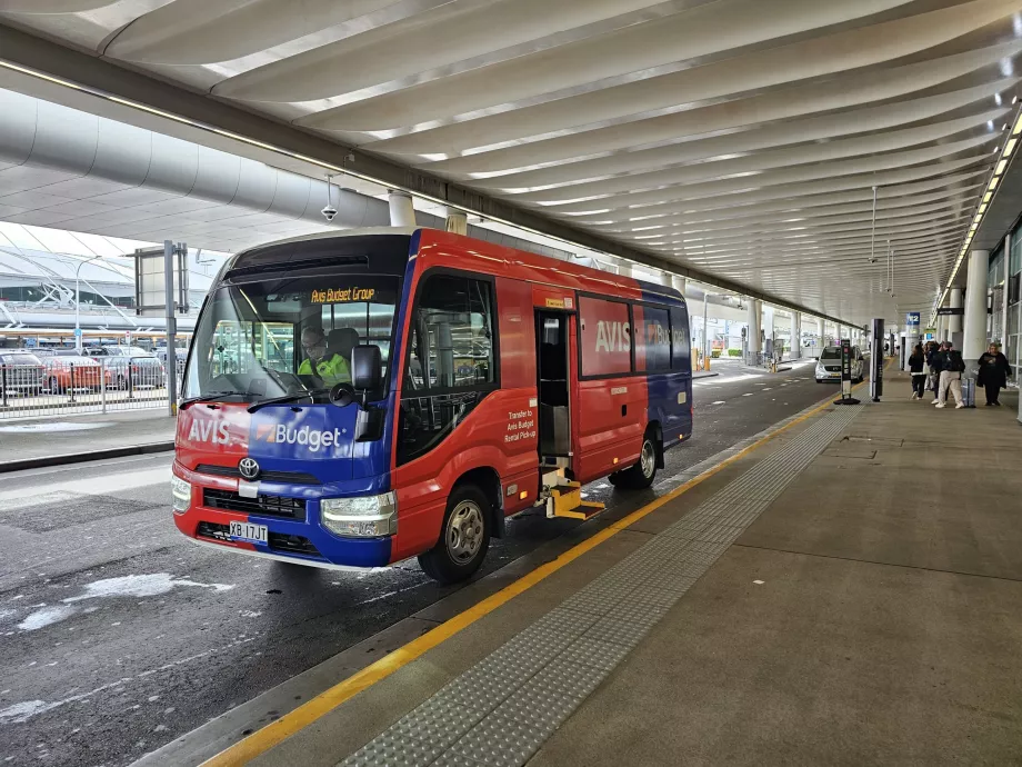 Bussid rendi autotootjate juurde terminalidest 2 ja 3.