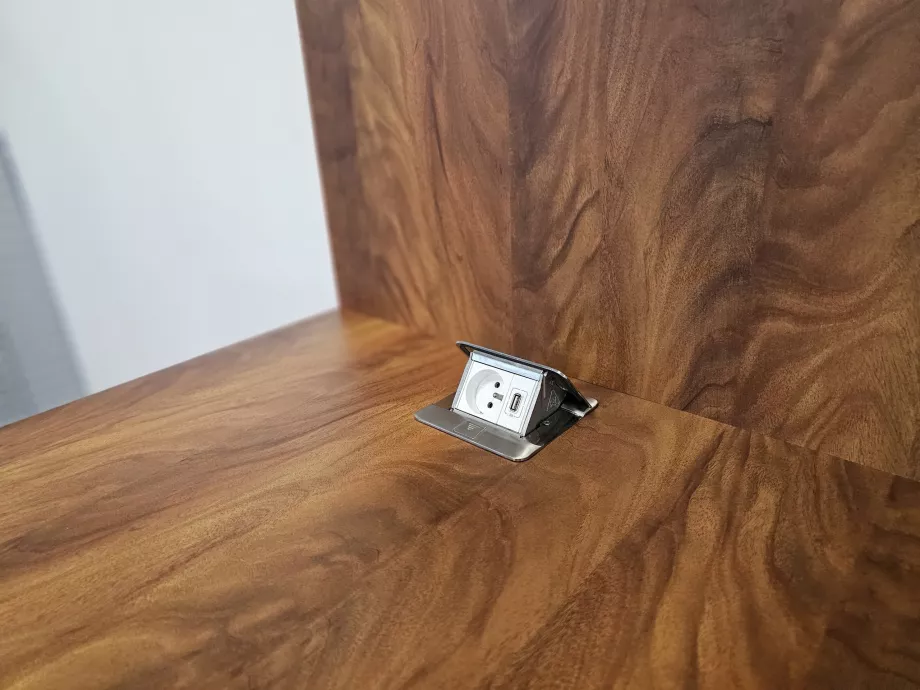 Pistikupesad ja USB-liitmikud