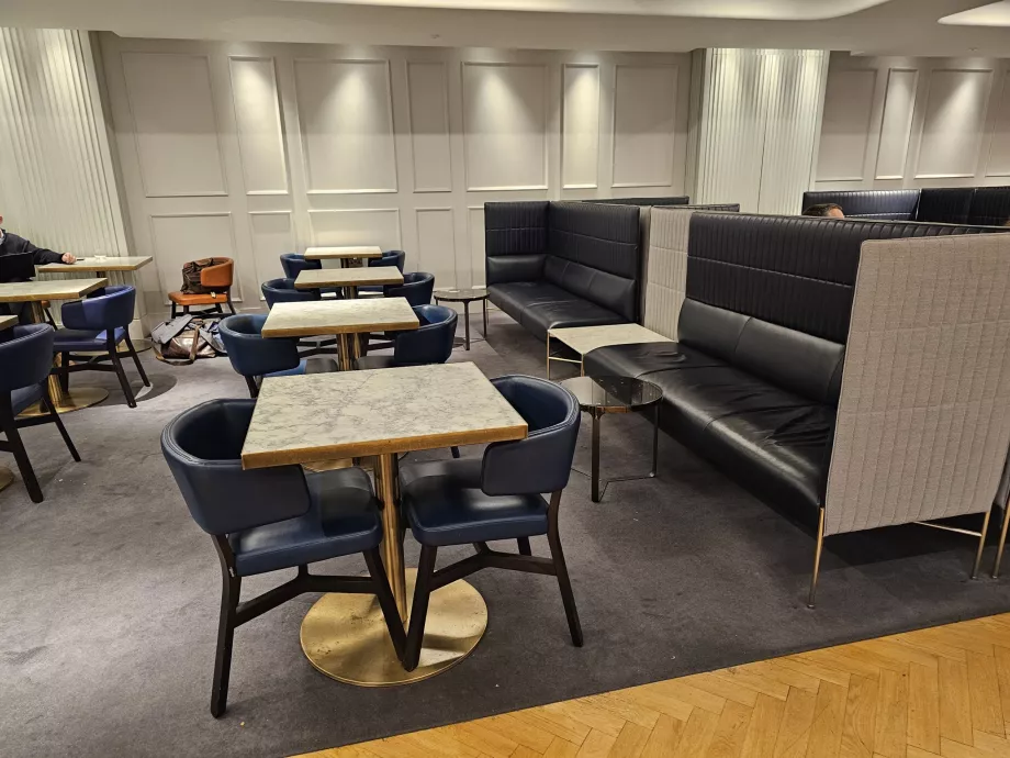 Söögilauad 1. korrusel