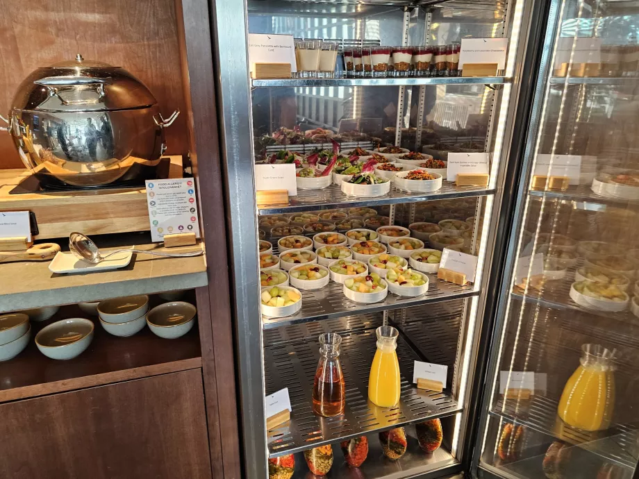 Puuviljad, panna cotta, mahlad ja köögiviljasalatid