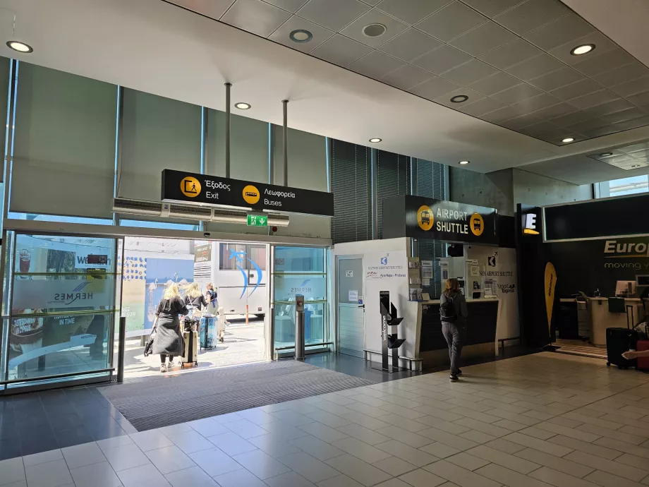 Väljapääs Kapnosele busside ja reisibüroode juurde