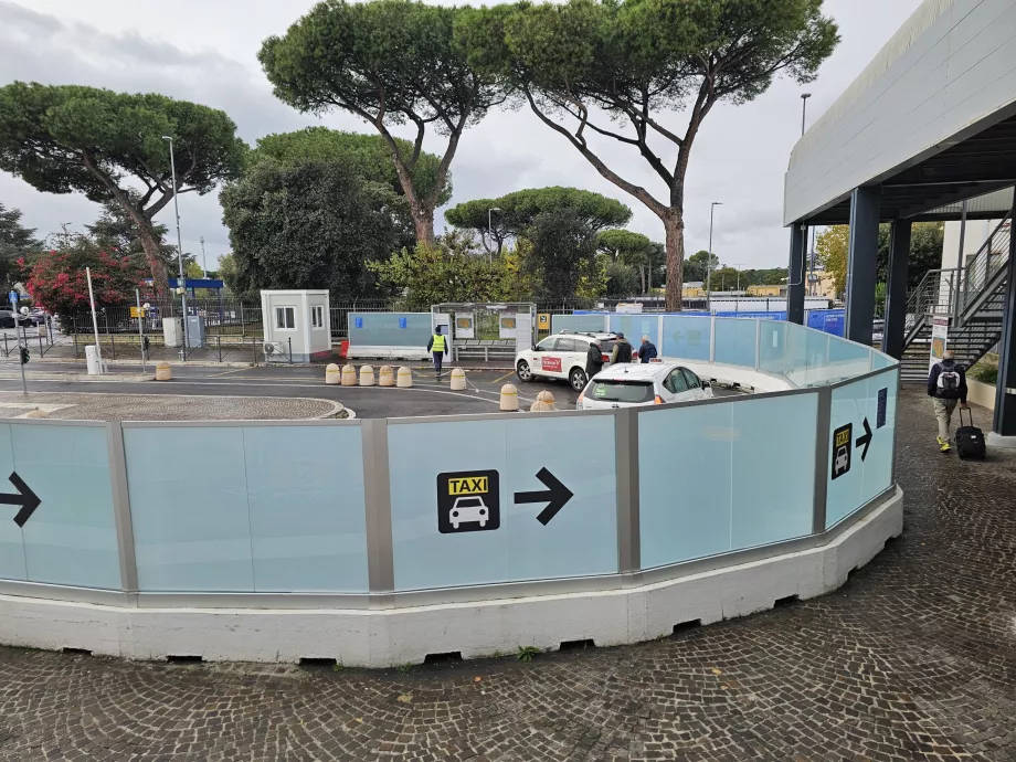 Taksopeatus saabumishalli ees