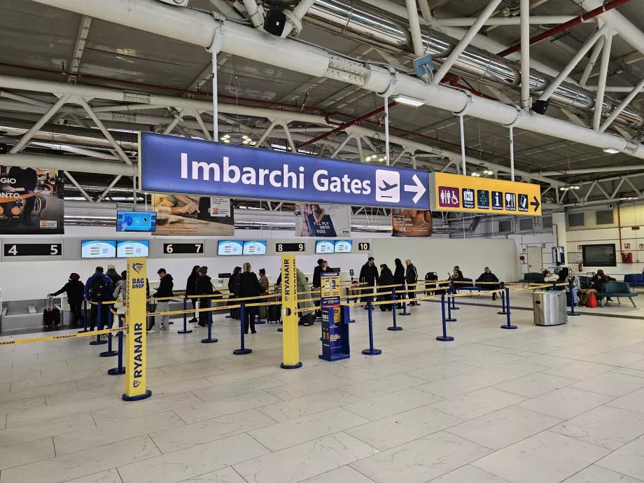 Väljasõidu saal koos registreerimislaudadega