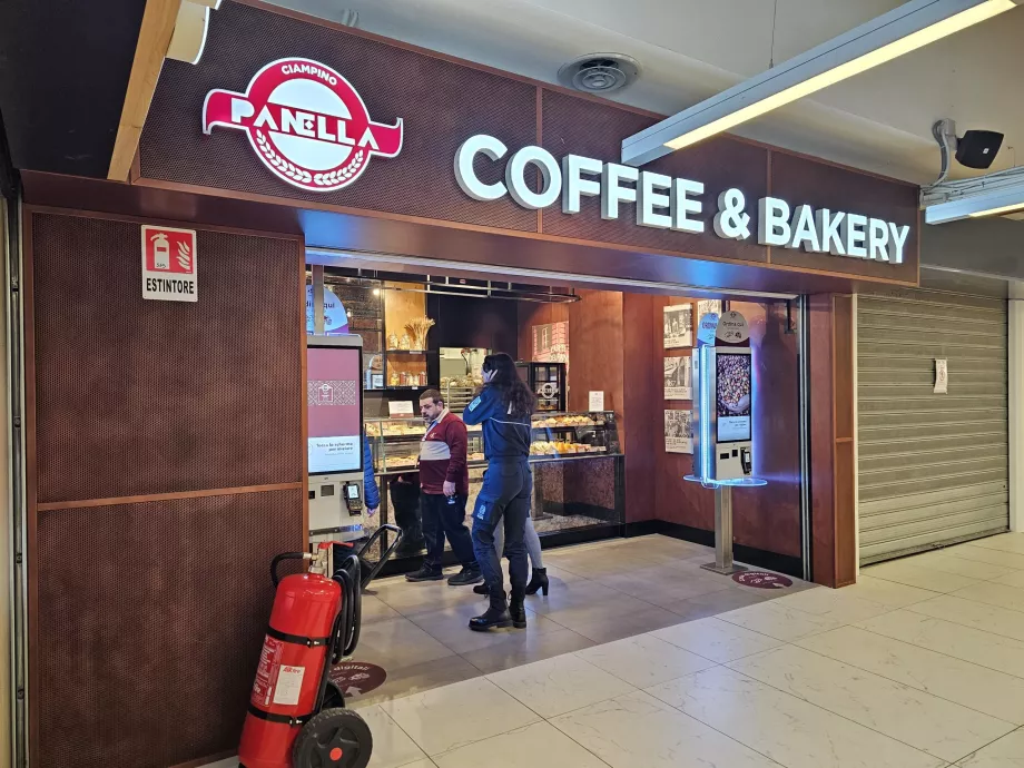 Kohvik väljumisruumis, avalikus ruumis