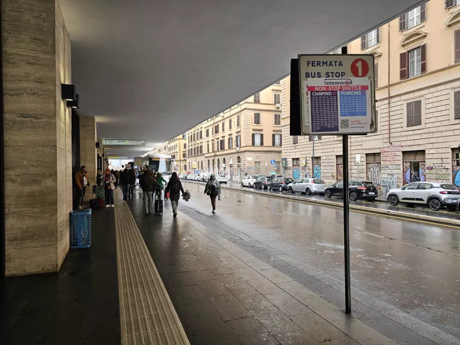 Ekspressbuss peatub Roma Termini jaama ees.