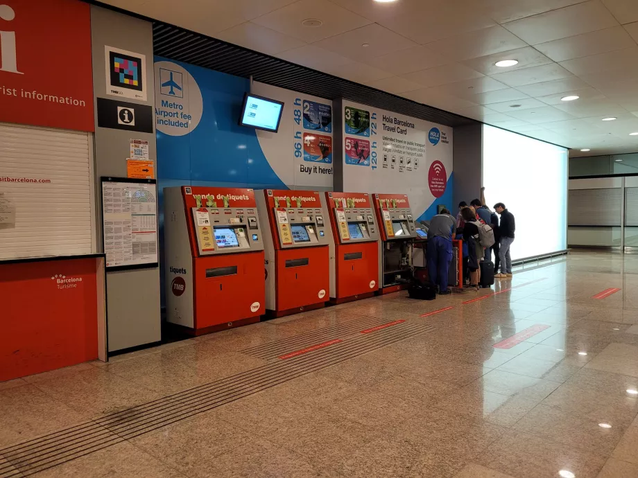 Piletiautomaadid metroo sissepääsu juures