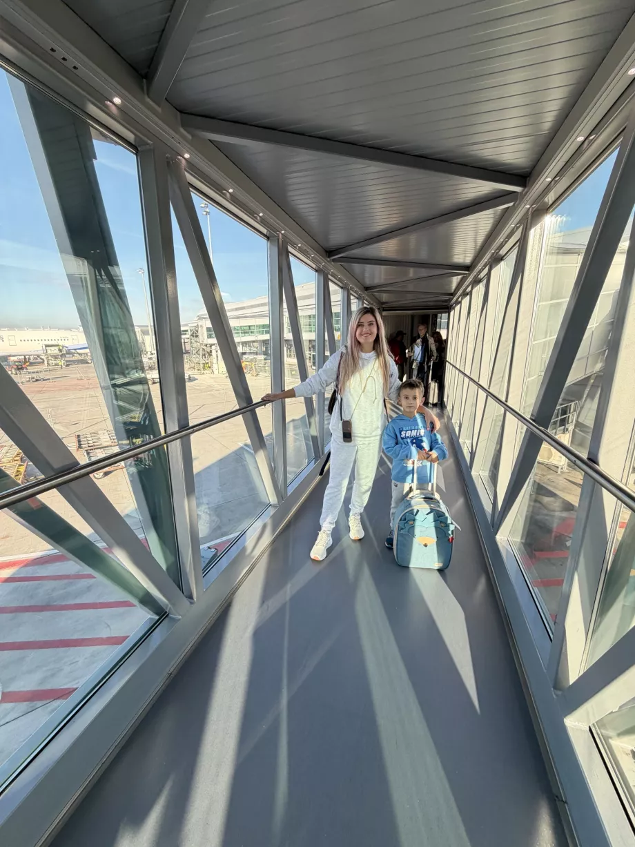 Naine koos eaka pojaga sillal