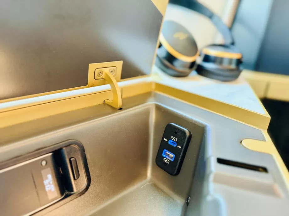 USB-C ja USB-B pistikupesad laadimiseks