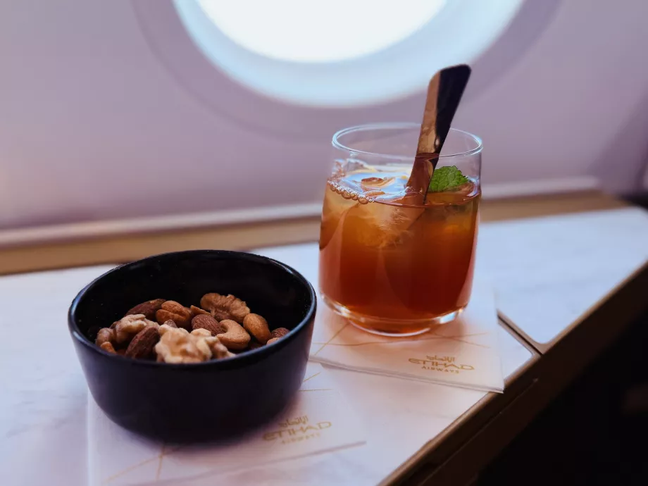 Soojendatud pähklisegu ja jäätee