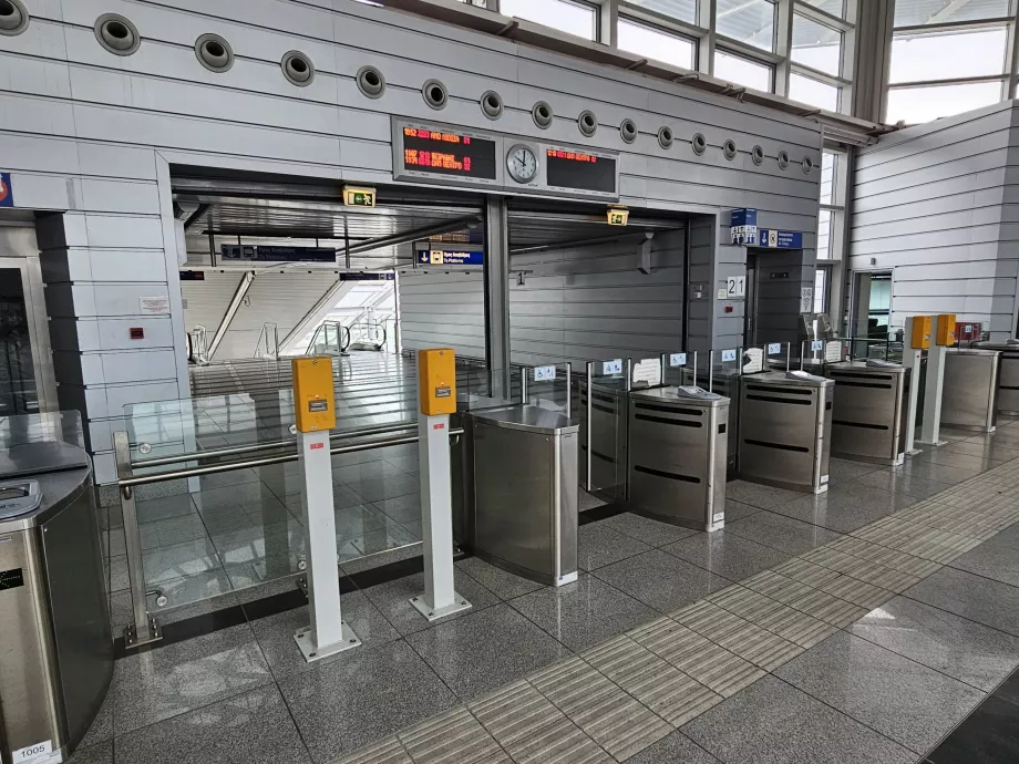 Pöördkäigud metroo sissepääsu juures (kinnitage lugejale, kollast märki ei kasutata)