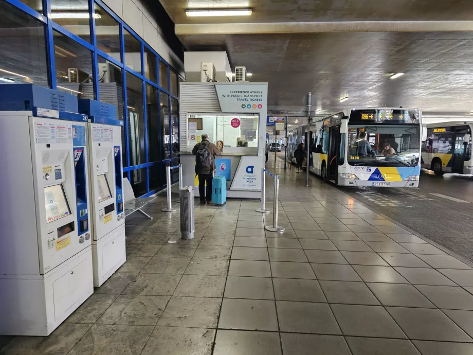 Automaadid ja piletikassa bussipeatuses, Ateena lennujaamas