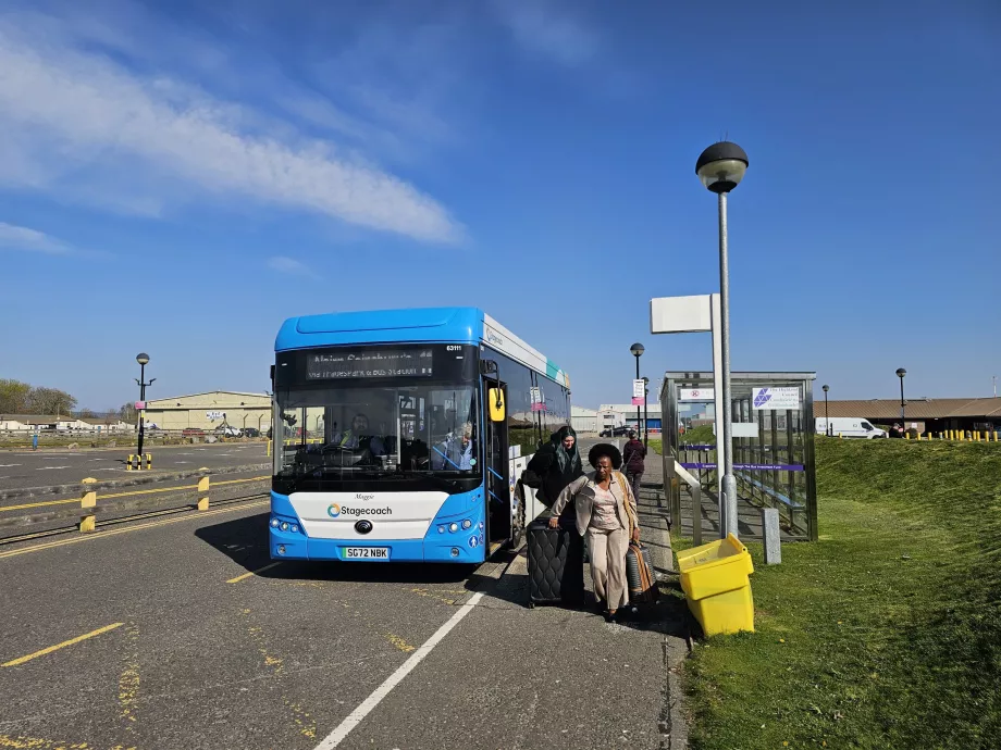 Bussipeatus terminali ees (suund Inverness ja Nairn).