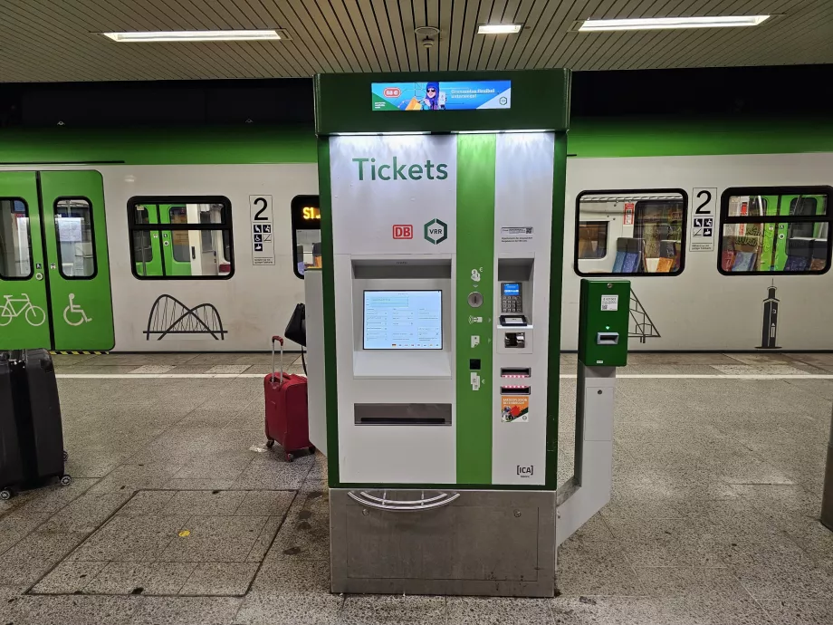 Piletimüügiautomaat perroonil