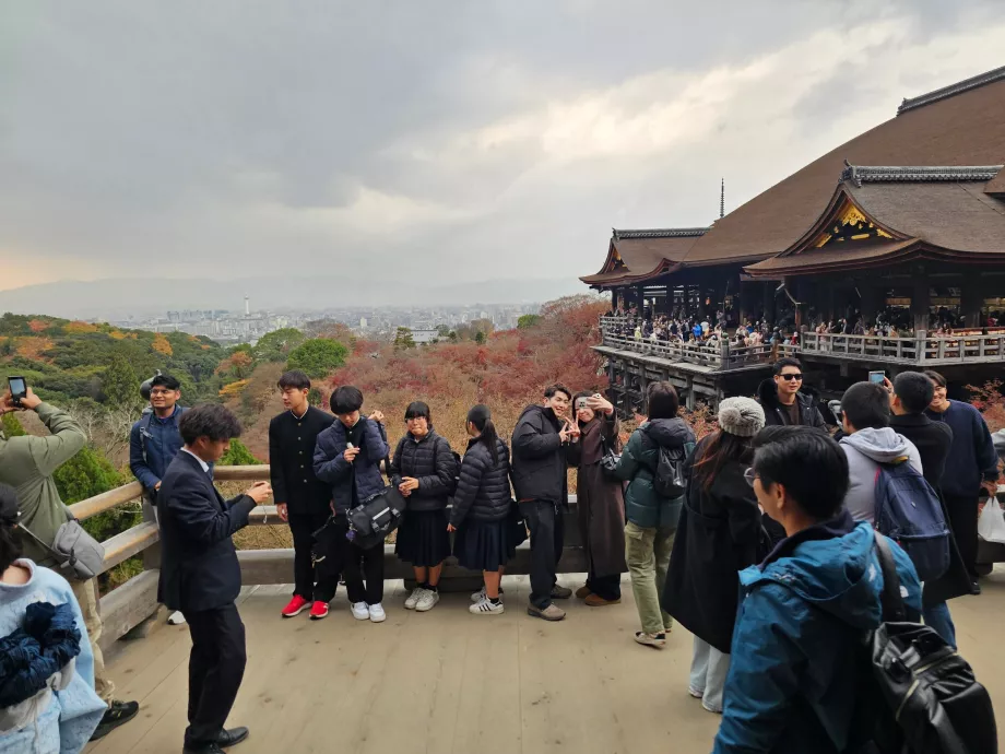 Kiyomizu-dera, väljavaade rahvamassidega