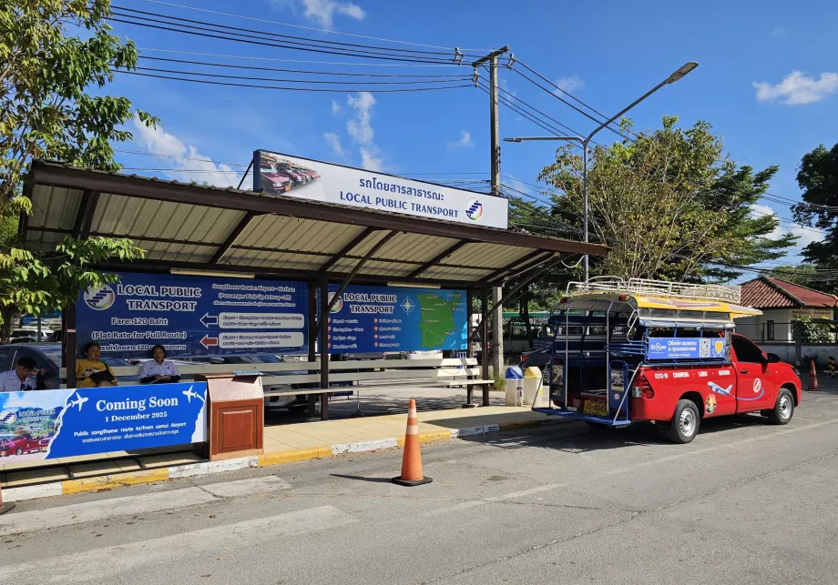 Ühistransport, songthawe peatus saabuvate lendude terminalist väljas.