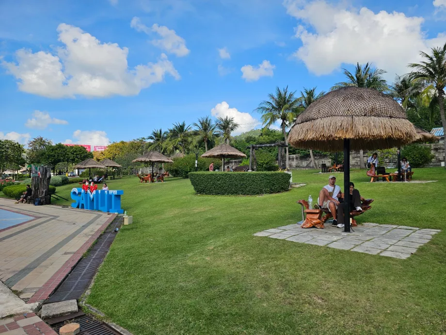 Gazebosid lennujaama ees, avalik osa